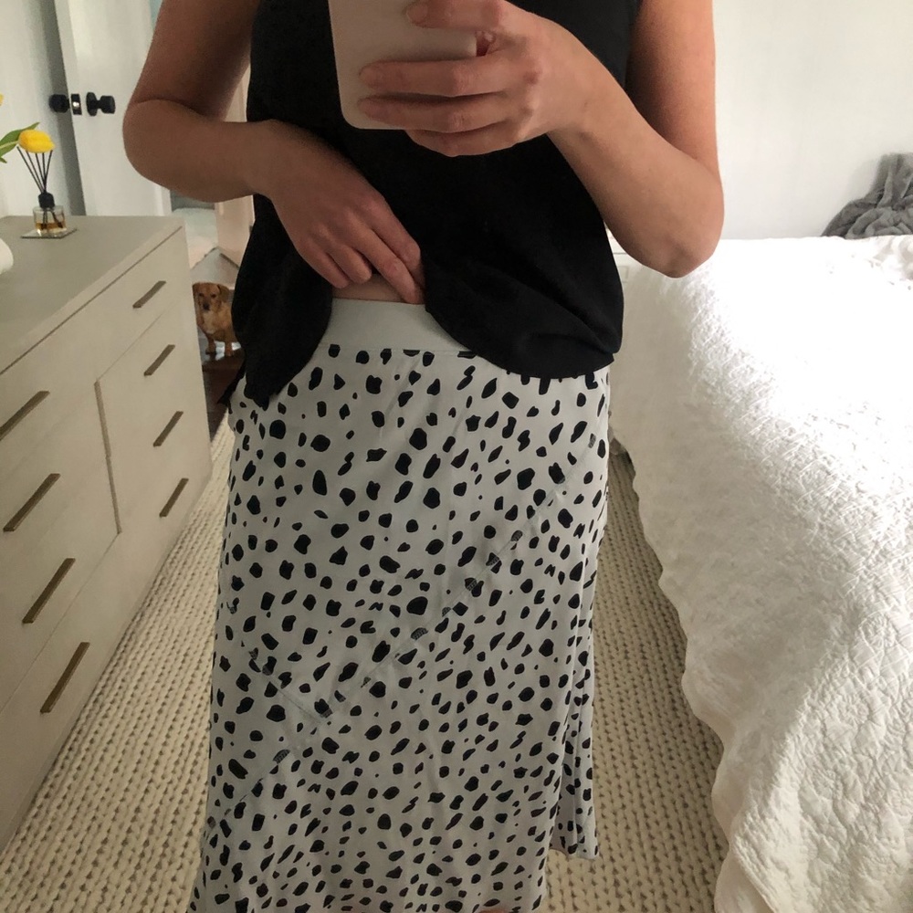 Snow leopard print bias cut silk skirt. - Picture 4 of 7